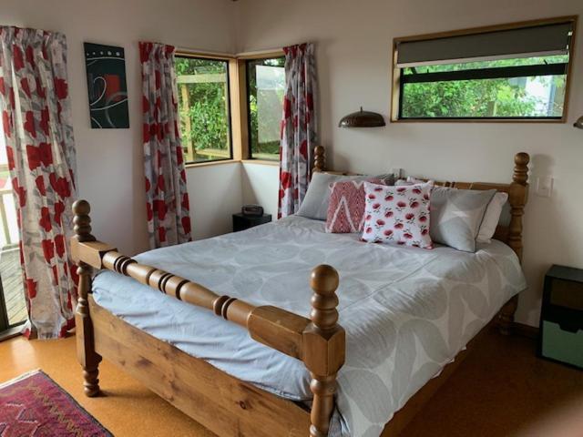 Treetop Hideaway - Taupo Holiday Home Exterior foto