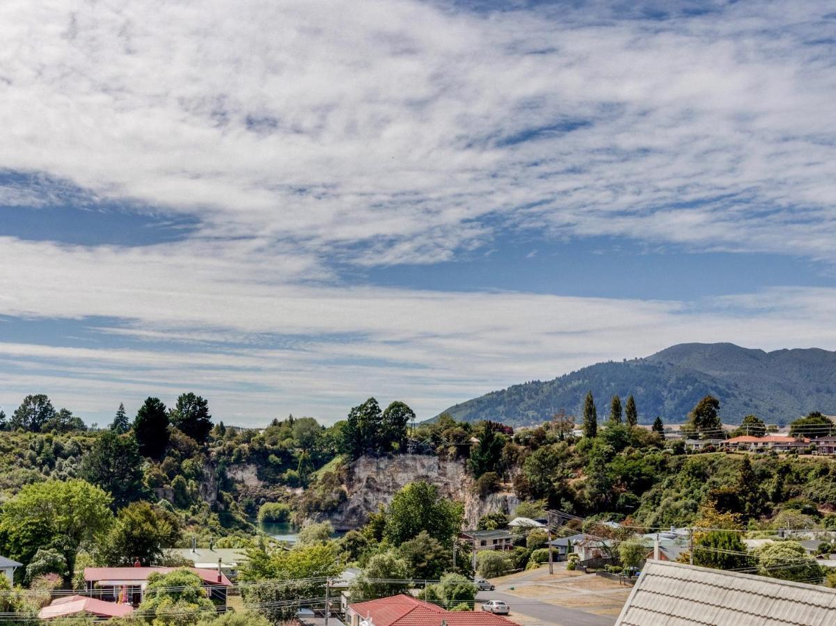 Treetop Hideaway - Taupo Holiday Home Exterior foto
